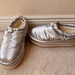 UGG Womens Maxi Clog Metallic Silver size 40 Please see photos