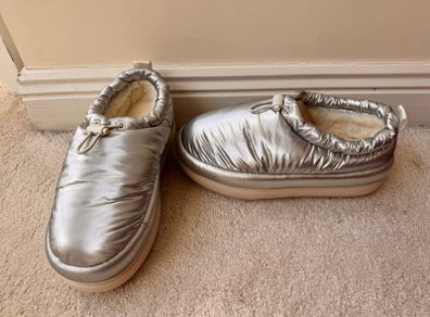 UGG Womens Maxi Clog Metallic Silver size 40 Please see photos