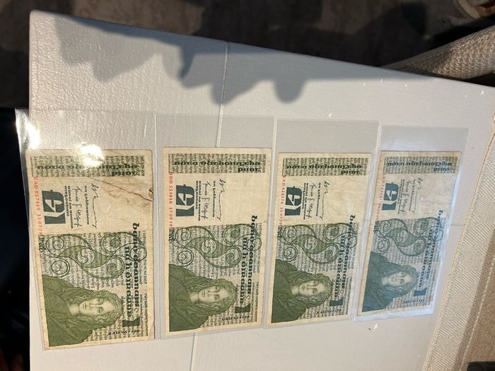 4 banknotes 1 pound used , selling as 1 lot