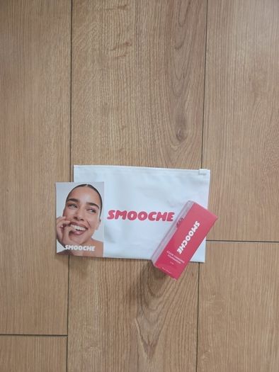 BNWT Smooche Foundation