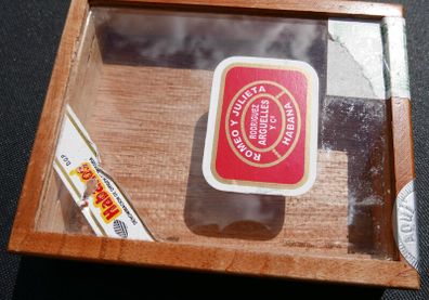 Romeo Y Julieta Cigar Box. 5,4" X 4,4" H-1,1"