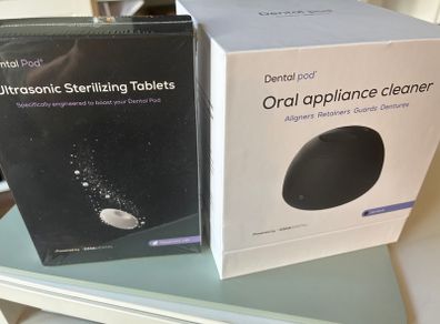 Oral appliance cleaner