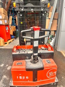 Rechargeable pallet stacker