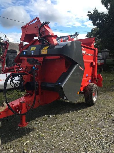 Straw blower