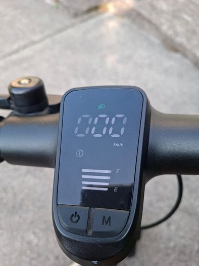 Kruz Electric Scooter - Excellent Condition (Brand New Solid Tyre Installed)