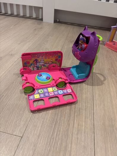 Gabbys dolls house bus with figures