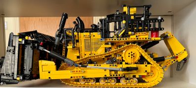 Lego Technic 42131 Cat D11 Bulldozer (Retired)