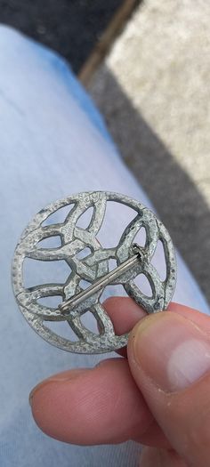 Vintage jewelry is sold individually for 5 to 10 euros