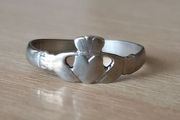 Vintage silver claddagh ring