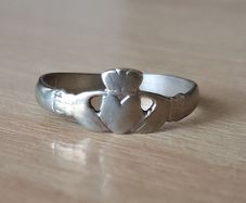 Vintage silver claddagh ring