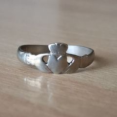 Vintage silver claddagh ring