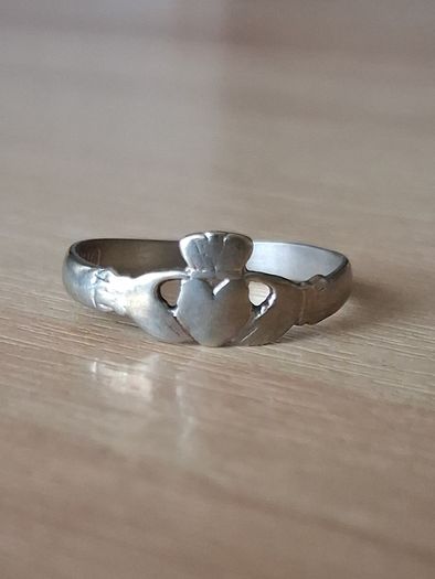 Vintage silver claddagh ring