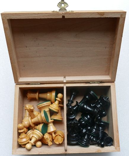 Antique  Chess Set 1930s-40s European Hand Carved Boxwood Complete 32 Pieces