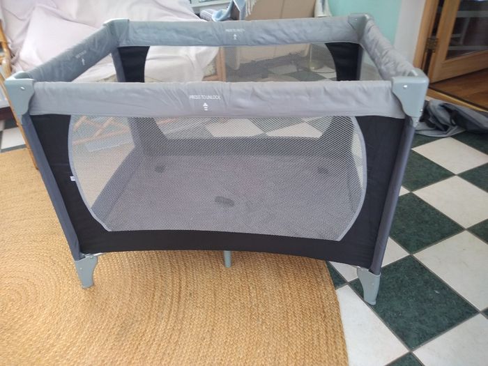 Baby travel cot