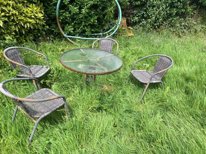 garden table and chairs