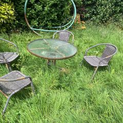 garden table and chairs