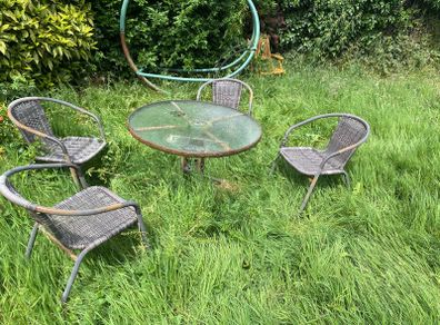 garden table and chairs