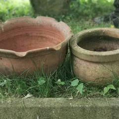 2 old terracotta pots