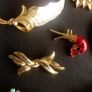 Vintage gold tone brooches bundle Image 4