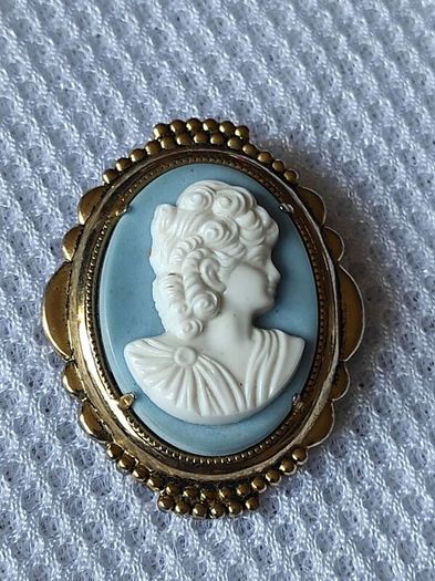 Cameo brooch