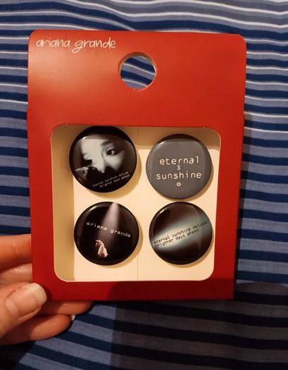 Ariana Grande Bundle - One Love Mancester Concert Large T Shirt, Badges & Compact Mirror.