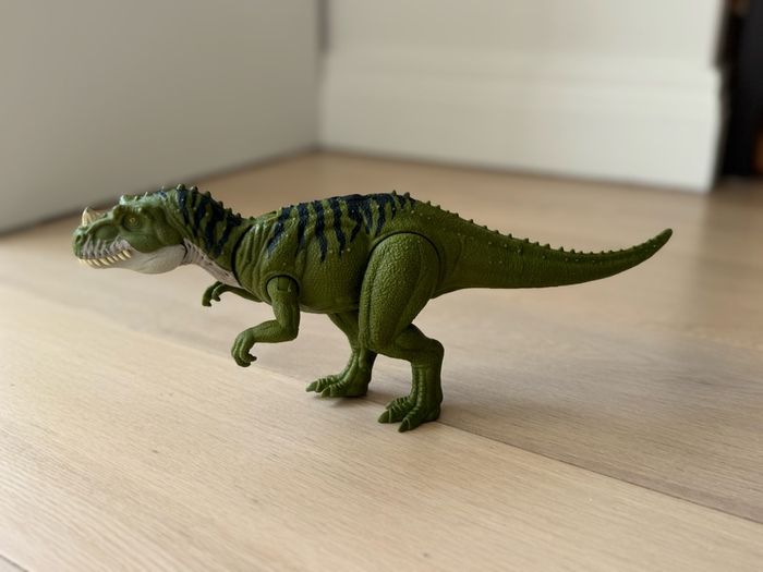 Mattel Jurassic World: The Chaos Theory Netflix - Wild Roar Ceratosaurus Dinosaur Figure with Continuous Snap Attack and Roar Sound