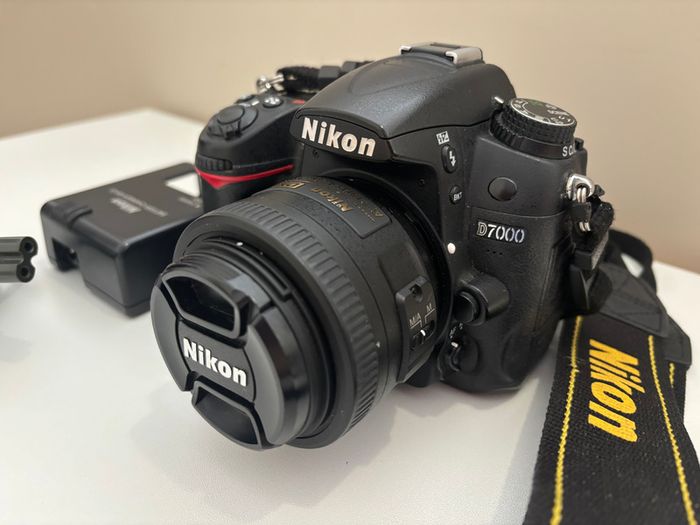 Nikon D7000 DSLR + Nikon 35mm f/1.8G Lens