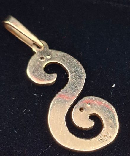 9ct yellow S pendant