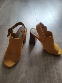 Ladies mustard heels size 4