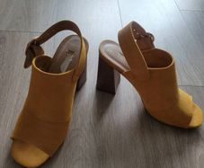 Ladies mustard heels size 4