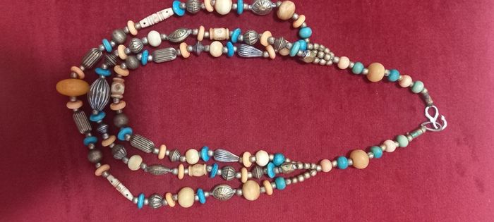 Vintage jewelry is sold individually for 5 to 10 euros