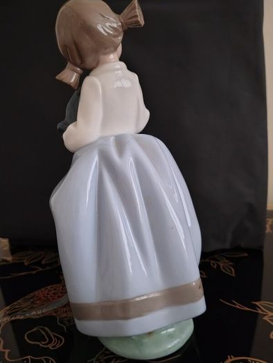 Vintage Nao by Lladro. Girl holding Sleepy Puppy. 1987.  #1029
