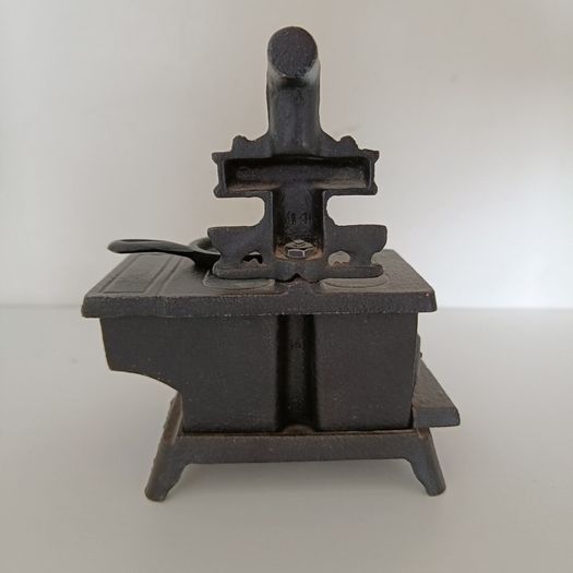 Vintage Bonnie Glo Miniature Cast Iron Stove - Cast Iron Collectible
