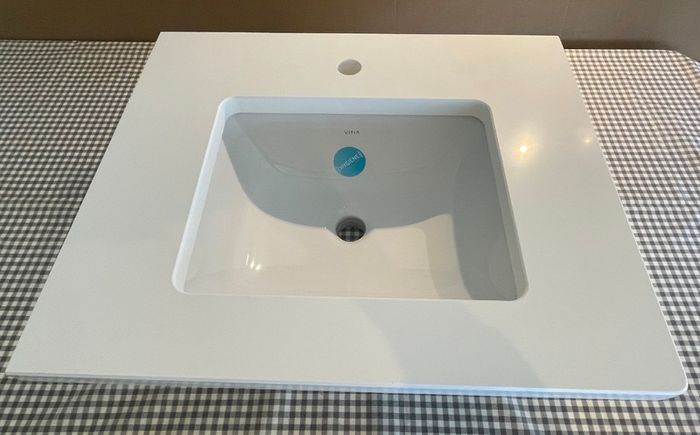 Vanity quartz top and undermount sink