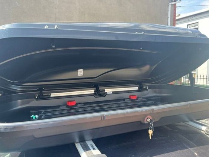Thule Wing Bars and Modula WeGo 450L Roof Box
