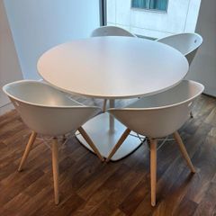 Round table with 4 chairs