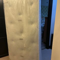 Single coil sprung mattress