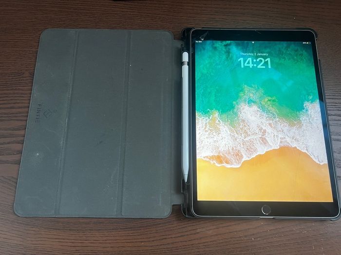 iPad Pro 10.5 1st Gen 256gb + Case