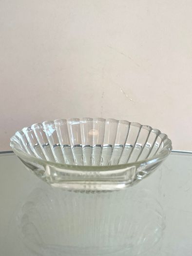 Set of 4 Vintage Pyrex Glass Shell Dishes Plates Bowls