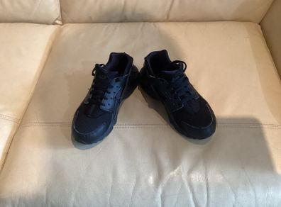 Nike black Huarache size uk 4