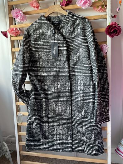 coat Bnwt peruzzi coat size 38 herringbone print.   Italian brand choice boutiques