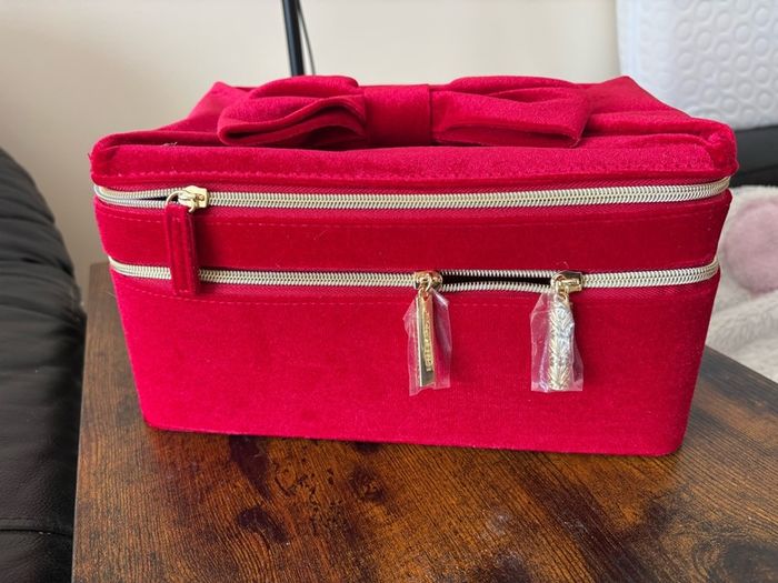 Estee Lauder Red Velvet Bow-Tie Train Case New