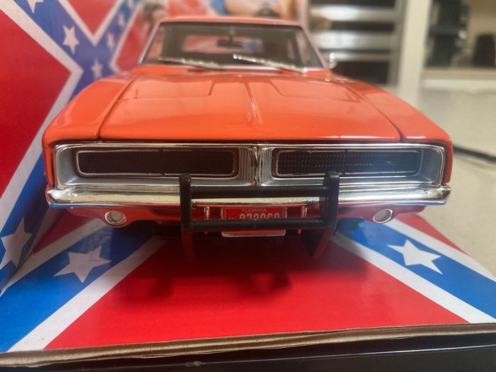 Dodge Charger General Lee Ertl scale 1/18