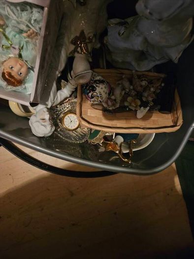 Box of Ornaments/Bricabrac
