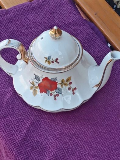 Beautiful Vintage Tea/Coffee Pot