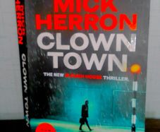 Clown Town By Mick Herron 4 Euro