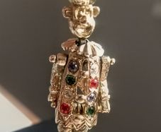 Vintage 9ct gold articulated clown pendant 6.24g