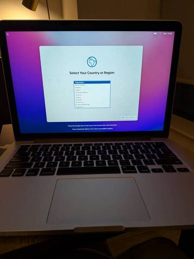 macbook pro (works only with external mouse & keyboard)
