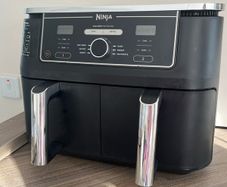 Ninja 9.5L air fryer AF 400 - plus two unused non-stick insert metal dishes