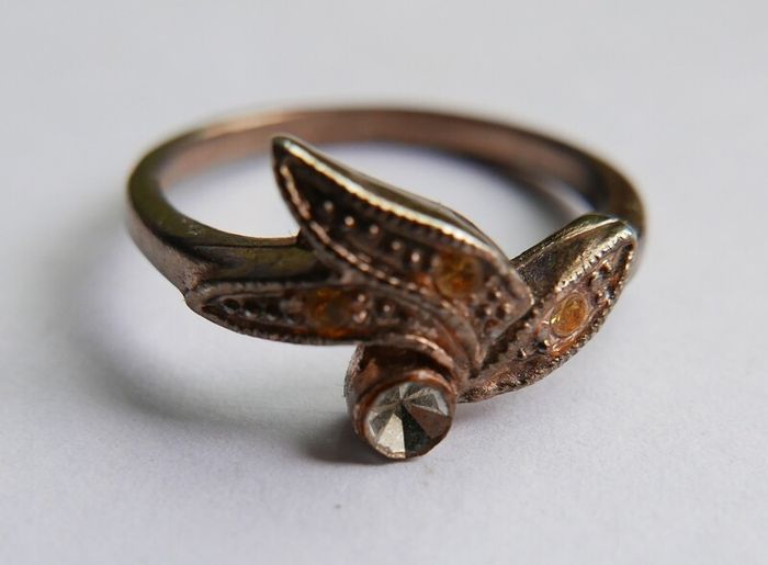 Vintage Sterling Silver Decorative leaf design ring with small stones